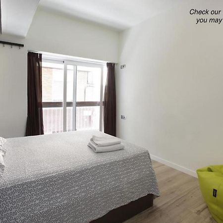 Gracia City Hostel Barcelona Buitenkant foto A bedroom at the hotel