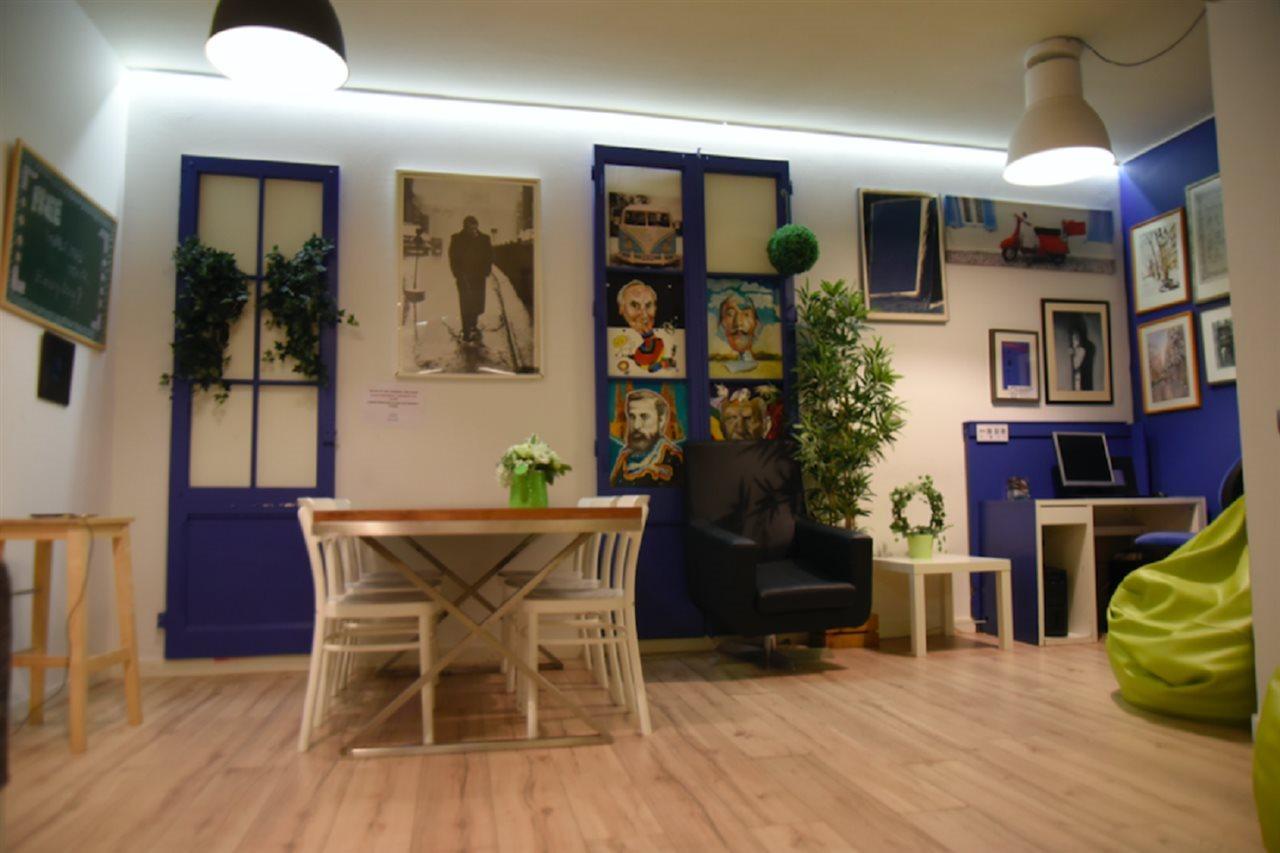 Gracia City Hostel Barcelona Buitenkant foto The library