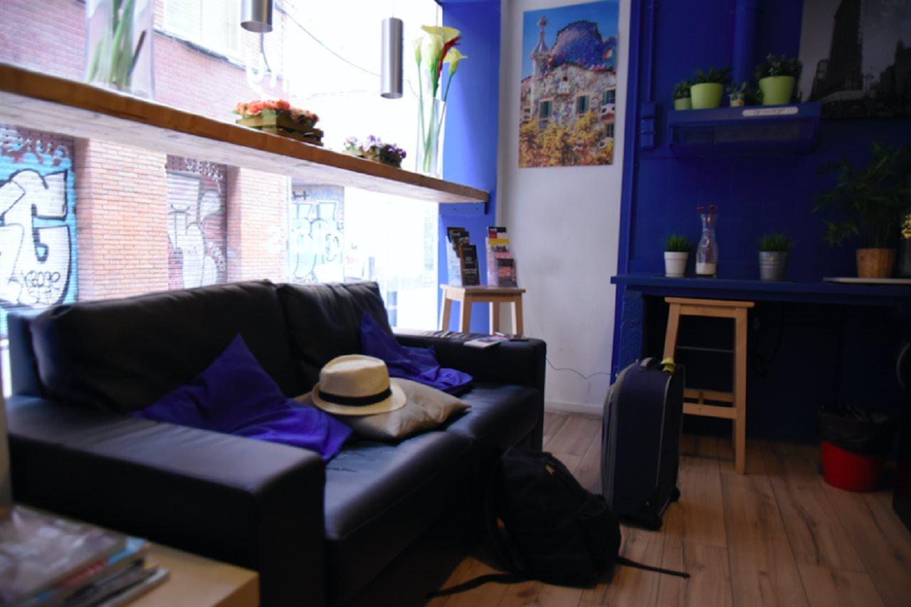 Gracia City Hostel Barcelona Buitenkant foto The interior of a typical micro apartment in Paris