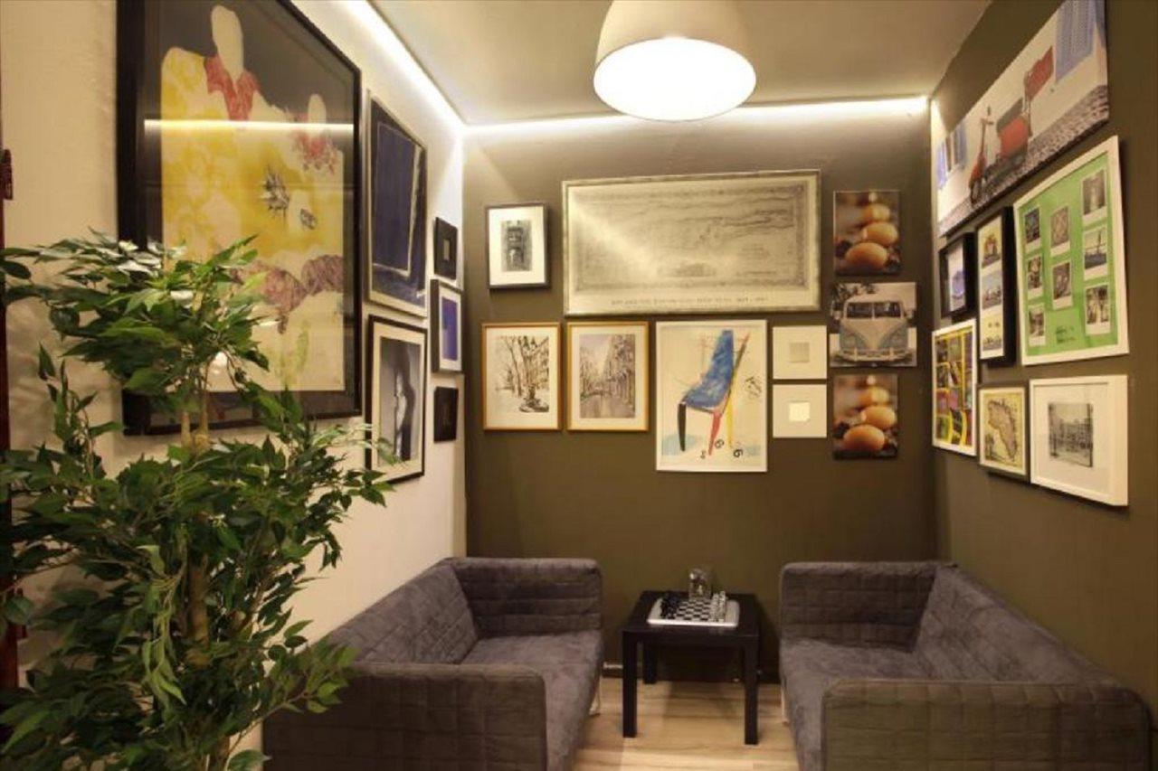 Gracia City Hostel Barcelona Buitenkant foto The interior of the gallery