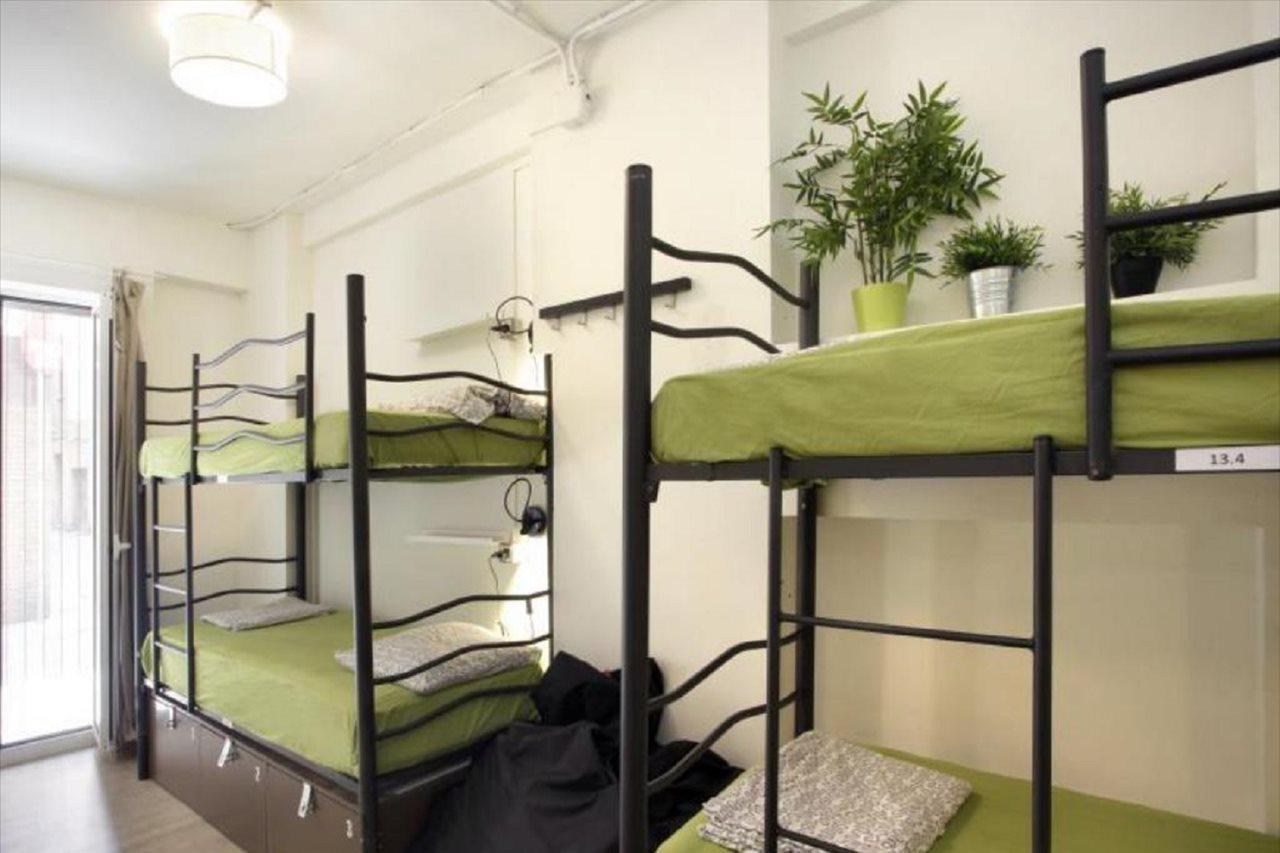 Gracia City Hostel Barcelona Buitenkant foto A typical capsule hotel room