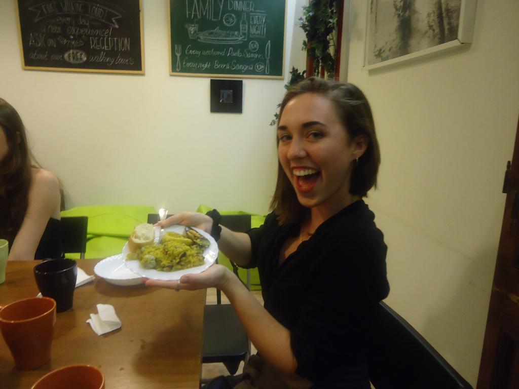 Gracia City Hostel Barcelona Buitenkant foto A woman holding a plate of food