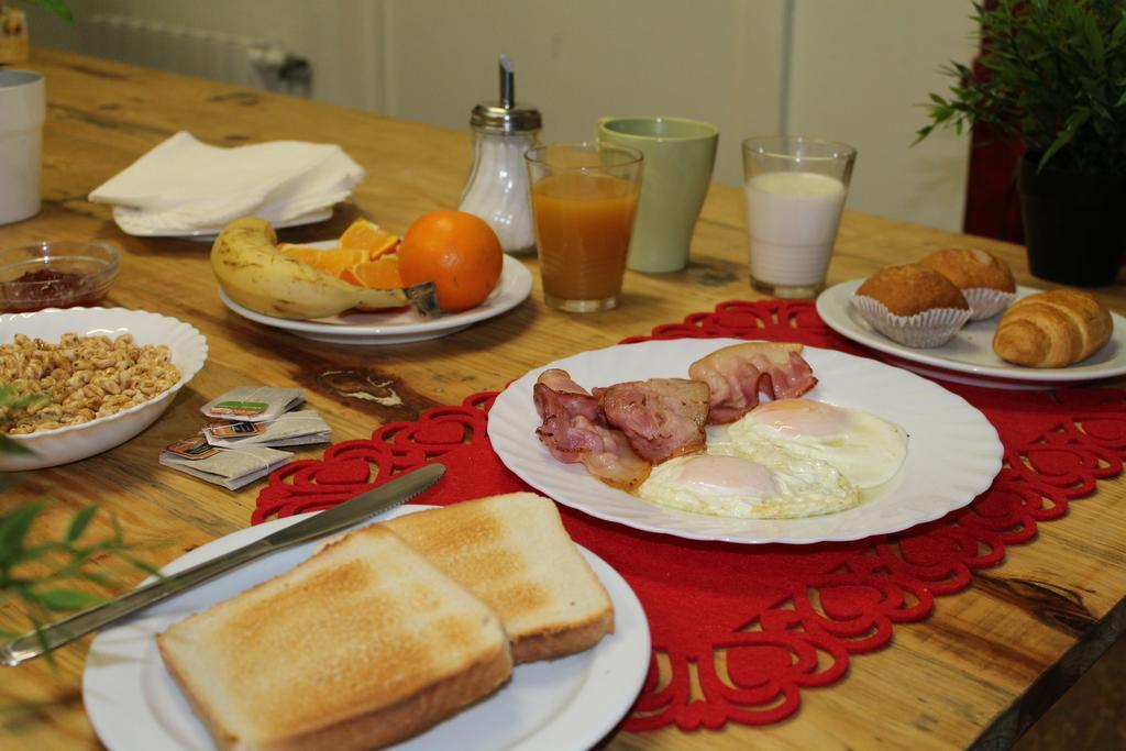 Gracia City Hostel Barcelona Buitenkant foto A traditional Brazilian breakfast