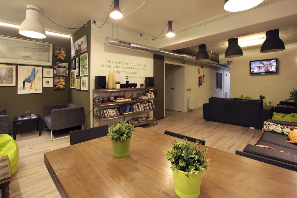 Gracia City Hostel Barcelona Buitenkant foto The library