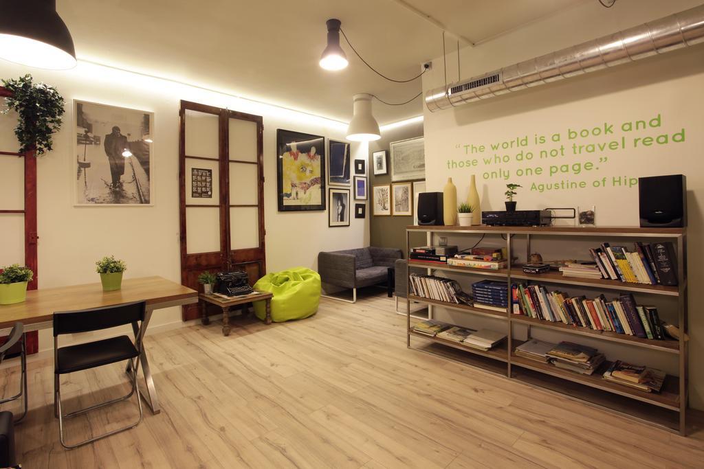 Gracia City Hostel Barcelona Buitenkant foto Library