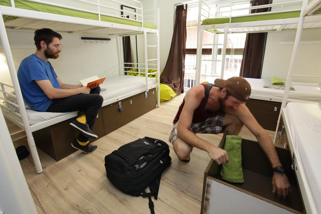 Gracia City Hostel Barcelona Buitenkant foto Hostel in Prague