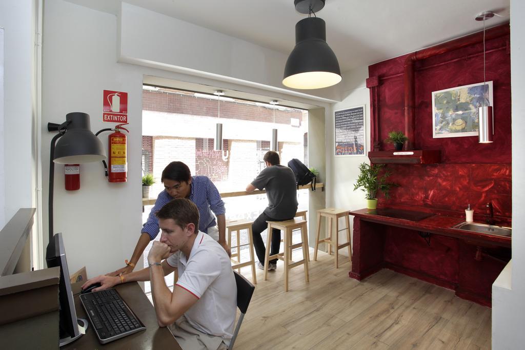 Gracia City Hostel Barcelona Buitenkant foto The interior of the library