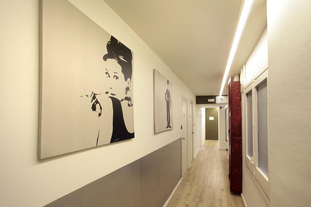 Gracia City Hostel Barcelona Buitenkant foto Interior of the building