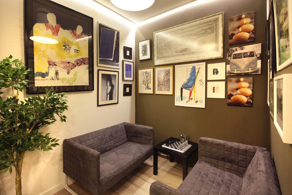 Gracia City Hostel Barcelona Buitenkant foto Waiting room