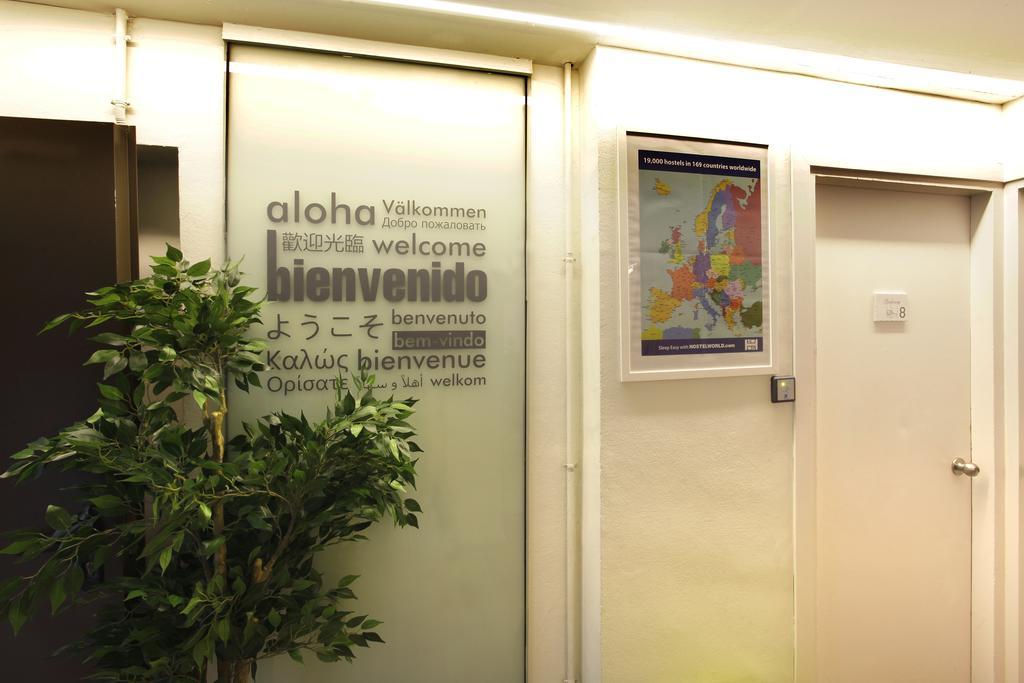 Gracia City Hostel Barcelona Buitenkant foto Aloha written in several languages at the entrance of a hotel in Geneva