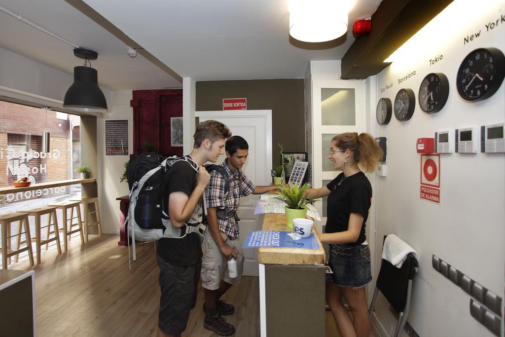 Gracia City Hostel Barcelona Buitenkant foto Reception at the hostel