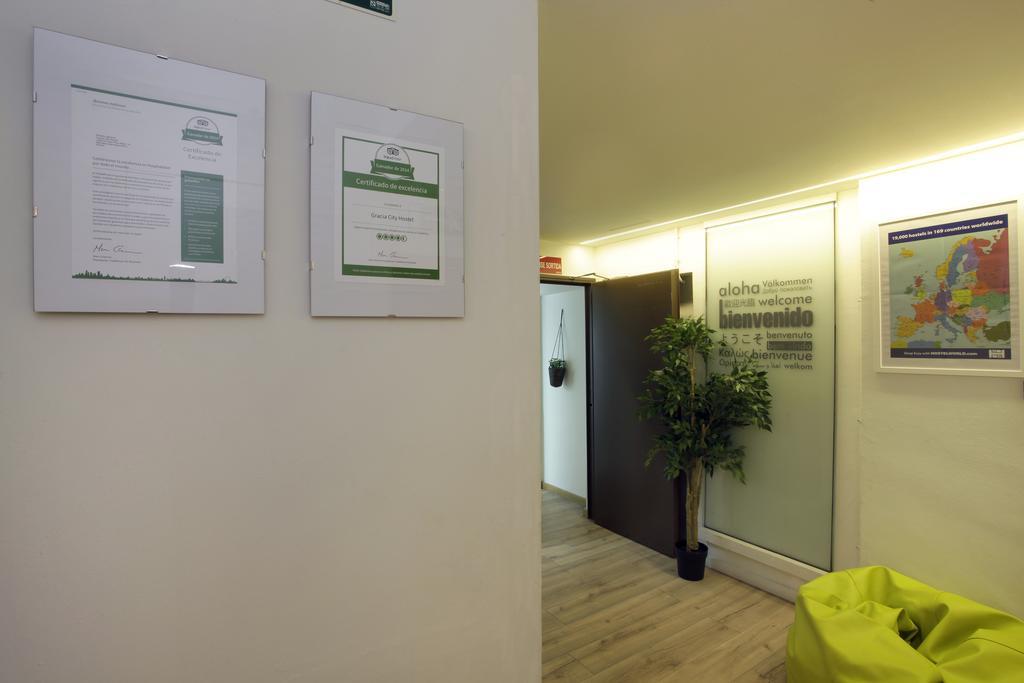 Gracia City Hostel Barcelona Buitenkant foto The reception area of the clinic