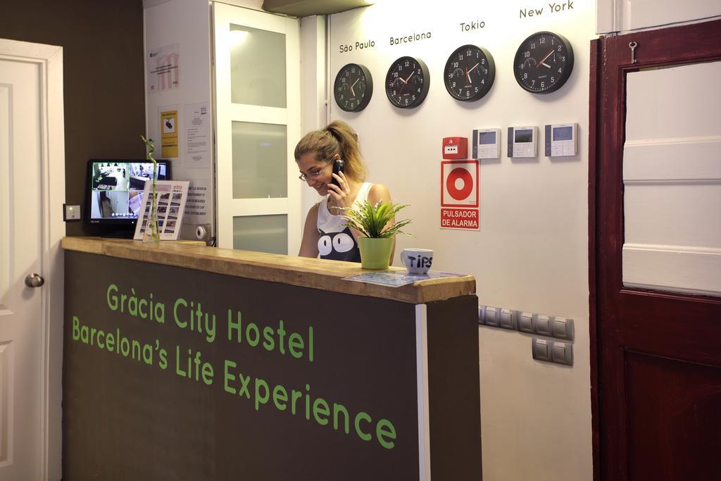 Gracia City Hostel Barcelona Buitenkant foto Reception desk at a hostel in Barcelona, Spain