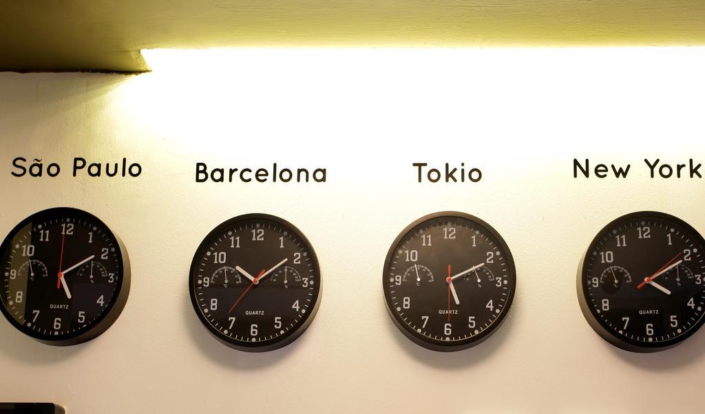Gracia City Hostel Barcelona Buitenkant foto Clocks showing the time in São Paulo, Barcelona, Tokyo and New York