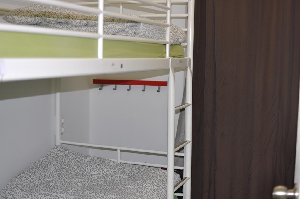Gracia City Hostel Barcelona Buitenkant foto A bunk bed with a ladder