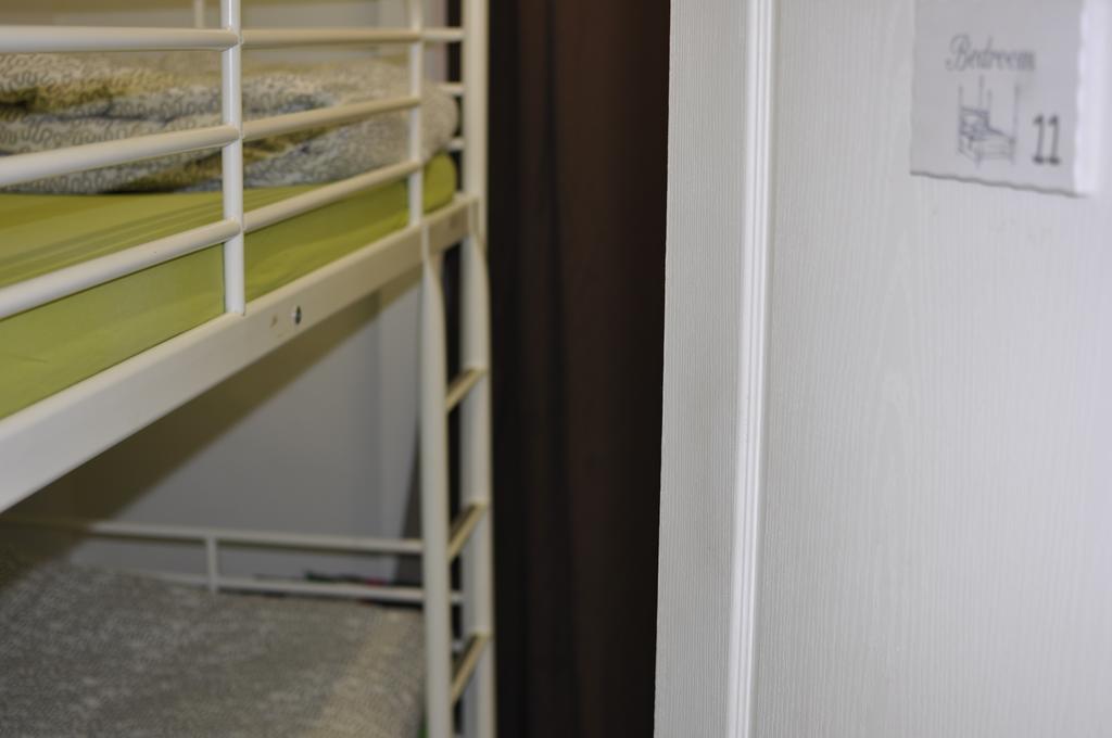 Gracia City Hostel Barcelona Buitenkant foto A typical cell at the prison