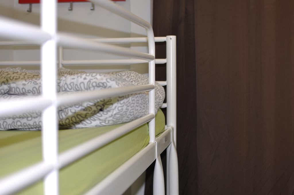 Gracia City Hostel Barcelona Buitenkant foto A cot