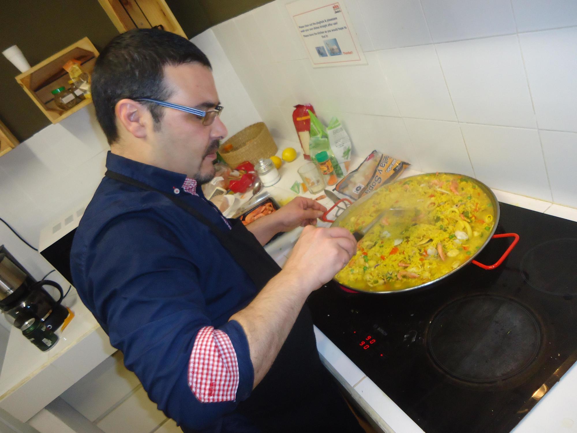 Gracia City Hostel Barcelona Buitenkant foto A paella being stirred