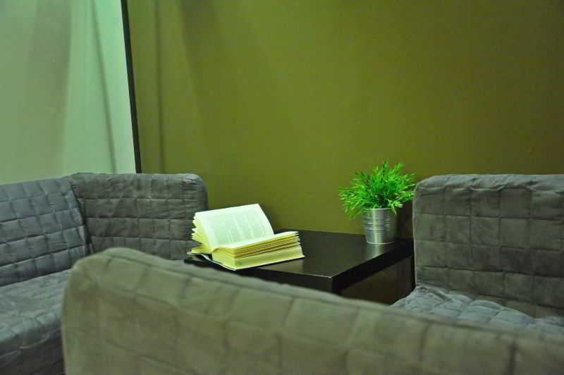 Gracia City Hostel Barcelona Buitenkant foto A room at the library