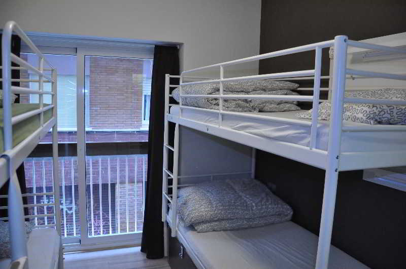 Gracia City Hostel Barcelona Buitenkant foto A bunk bed