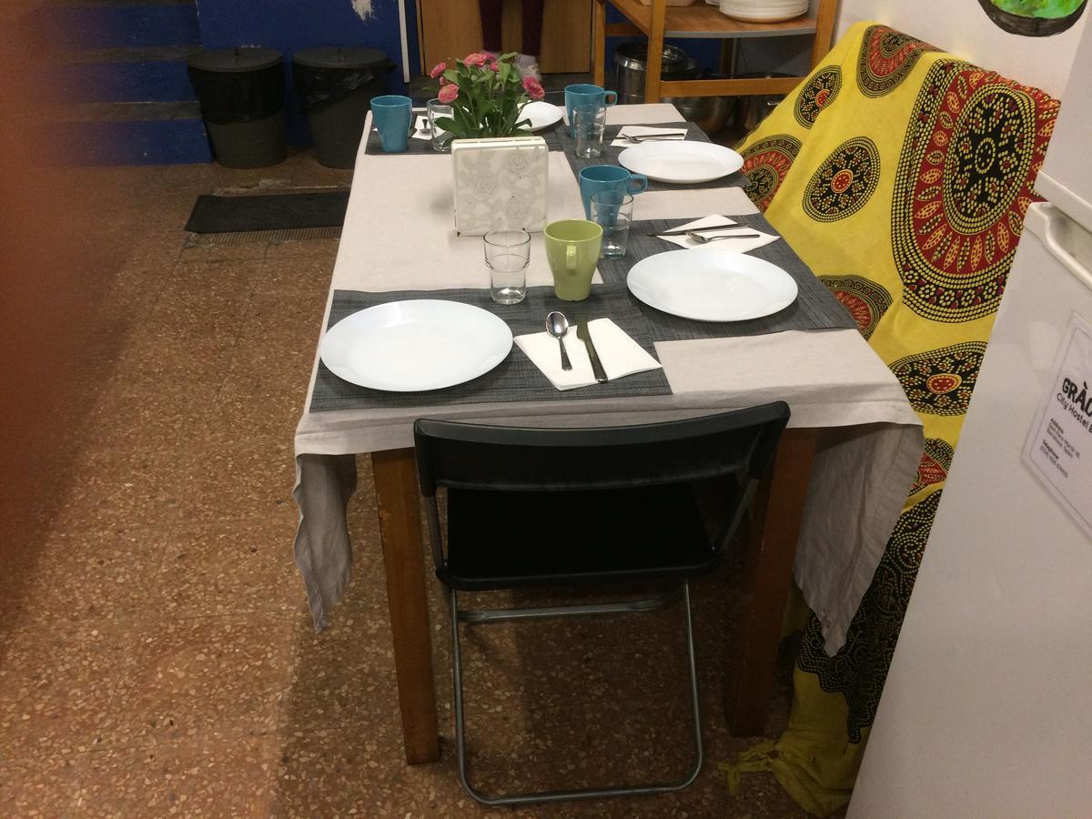 Gracia City Hostel Barcelona Buitenkant foto A table set for a meal