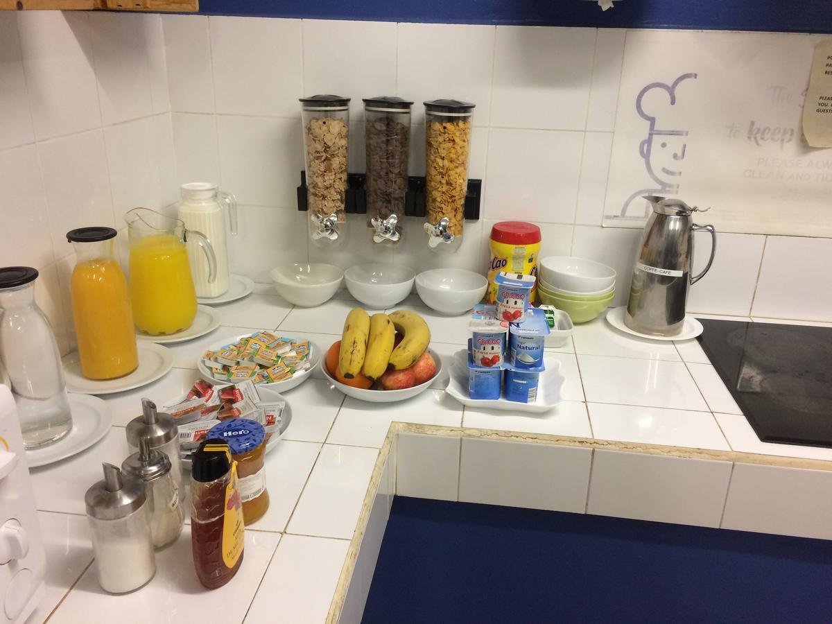 Gracia City Hostel Barcelona Buitenkant foto A typical breakfast buffet