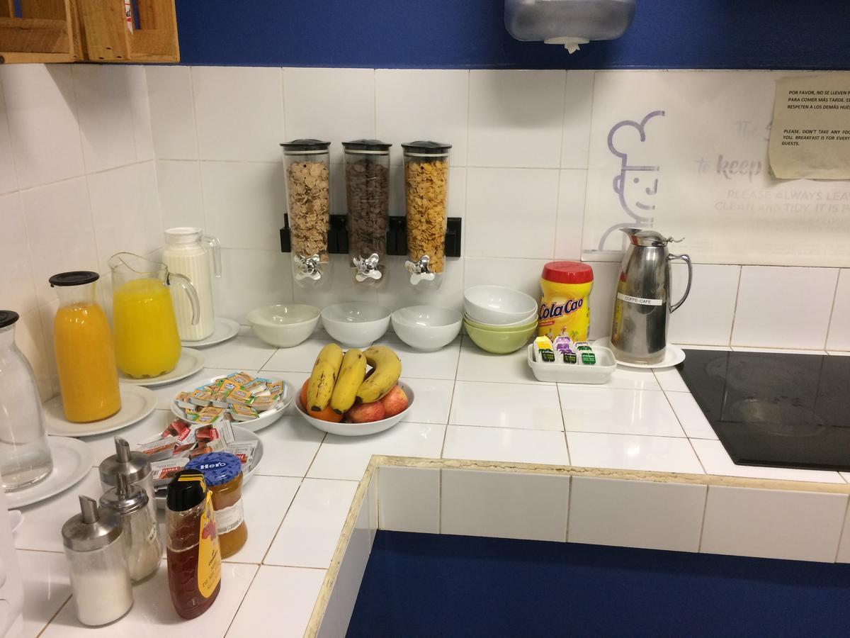 Gracia City Hostel Barcelona Buitenkant foto A typical breakfast buffet