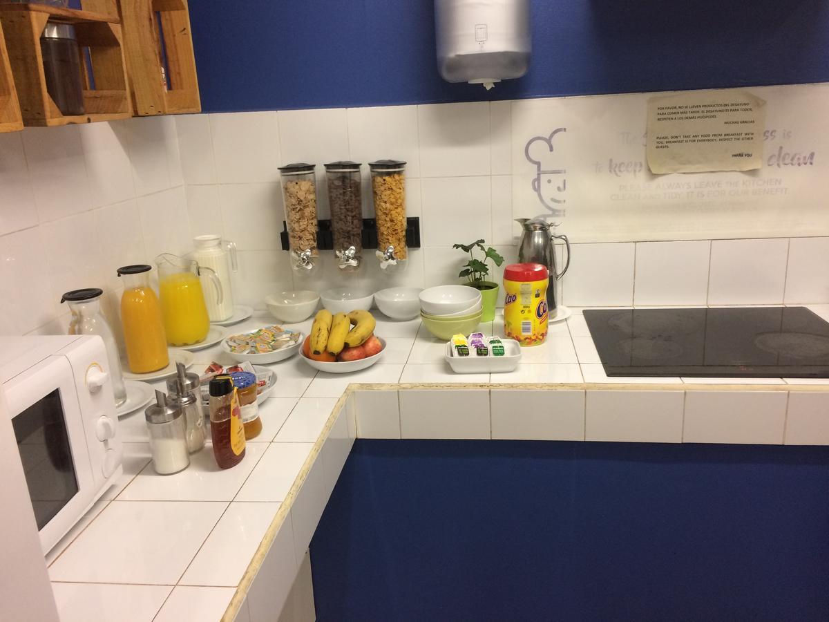 Gracia City Hostel Barcelona Buitenkant foto A typical breakfast buffet at a hotel