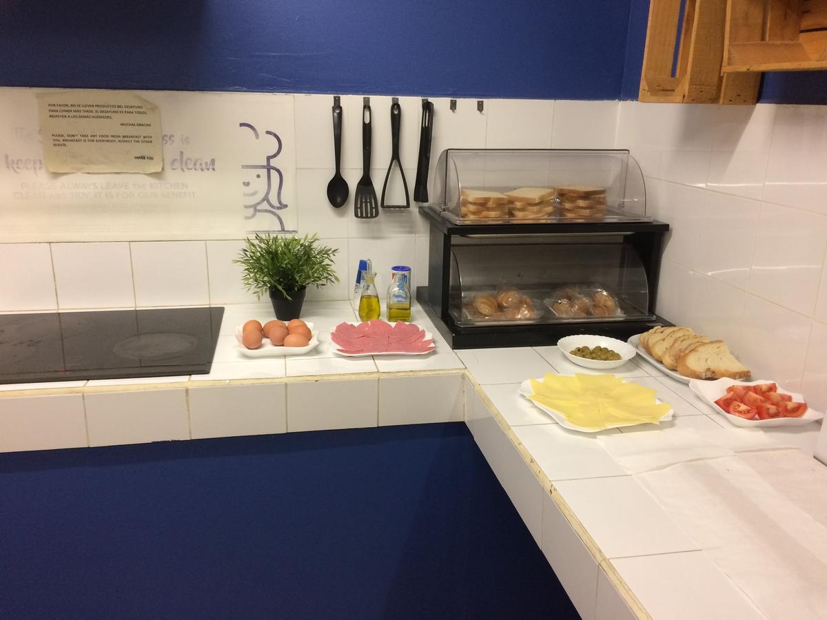 Gracia City Hostel Barcelona Buitenkant foto A typical kitchen at a hostel