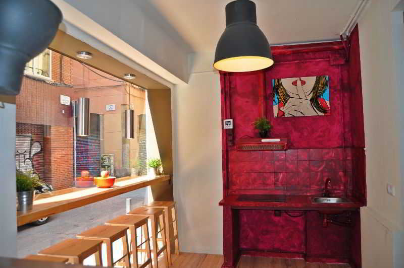 Gracia City Hostel Barcelona Buitenkant foto A kitchen in a micro apartment