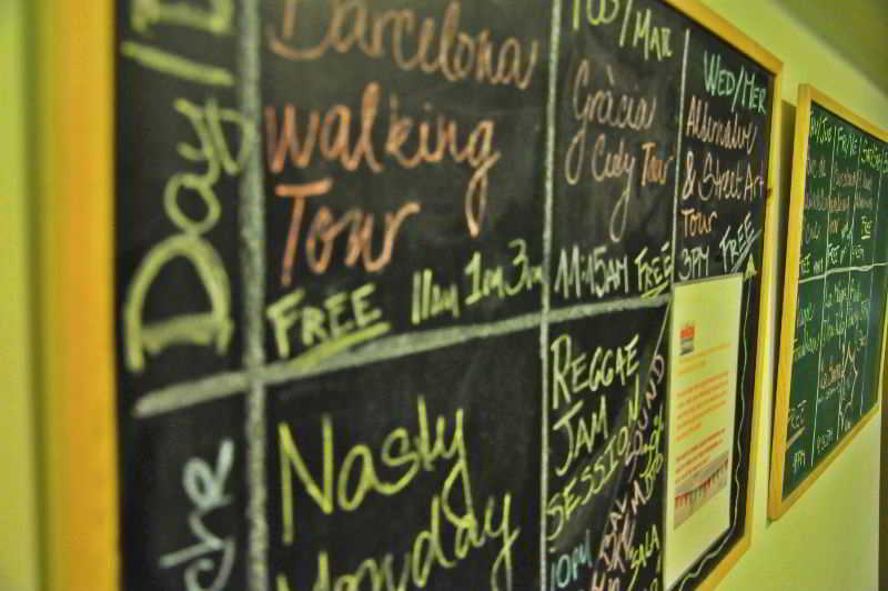 Gracia City Hostel Barcelona Buitenkant foto A blackboard at the hostel