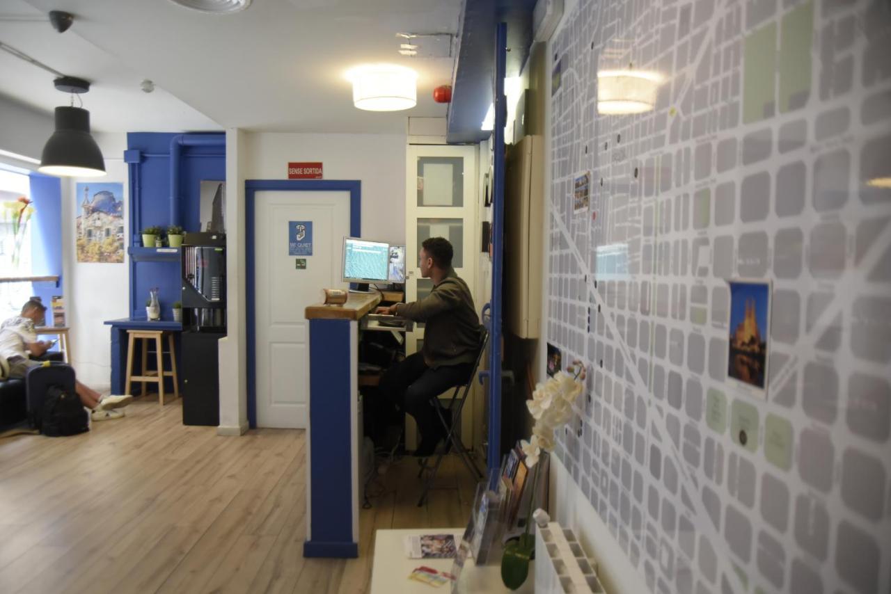 Gracia City Hostel Barcelona Buitenkant foto The reception area of the hostel