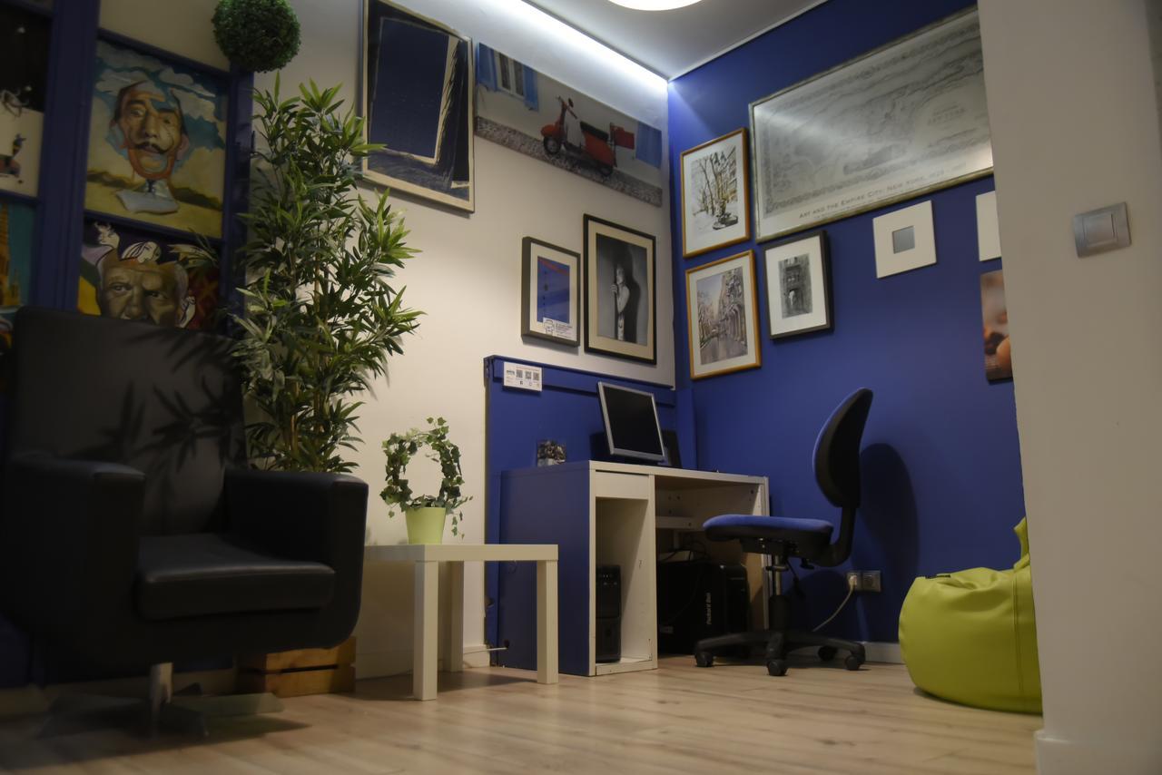 Gracia City Hostel Barcelona Buitenkant foto The library