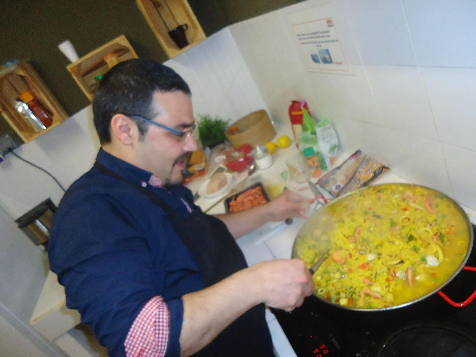 Gracia City Hostel Barcelona Buitenkant foto A paella being cooked