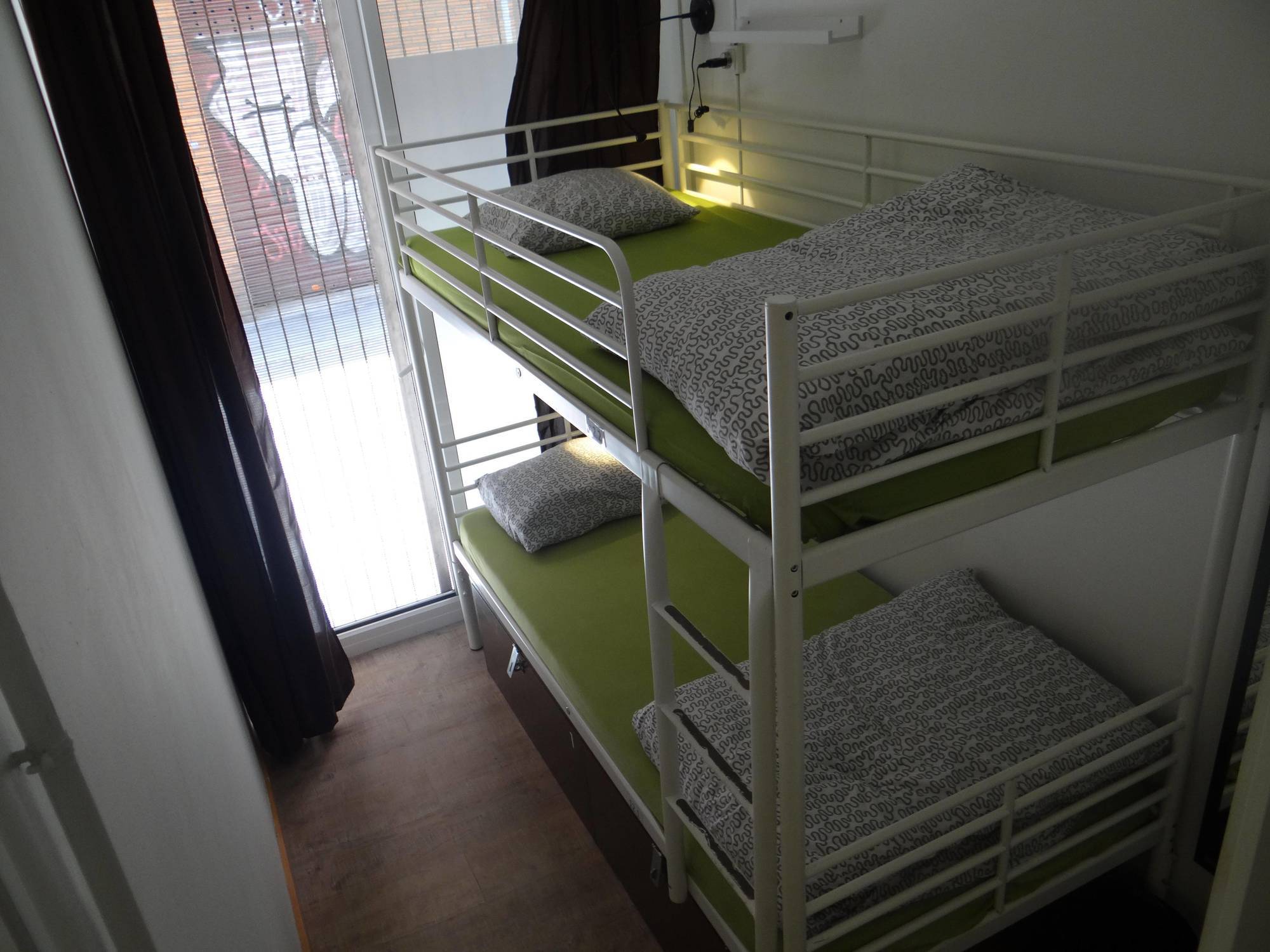 Gracia City Hostel Barcelona Buitenkant foto A bunk bed
