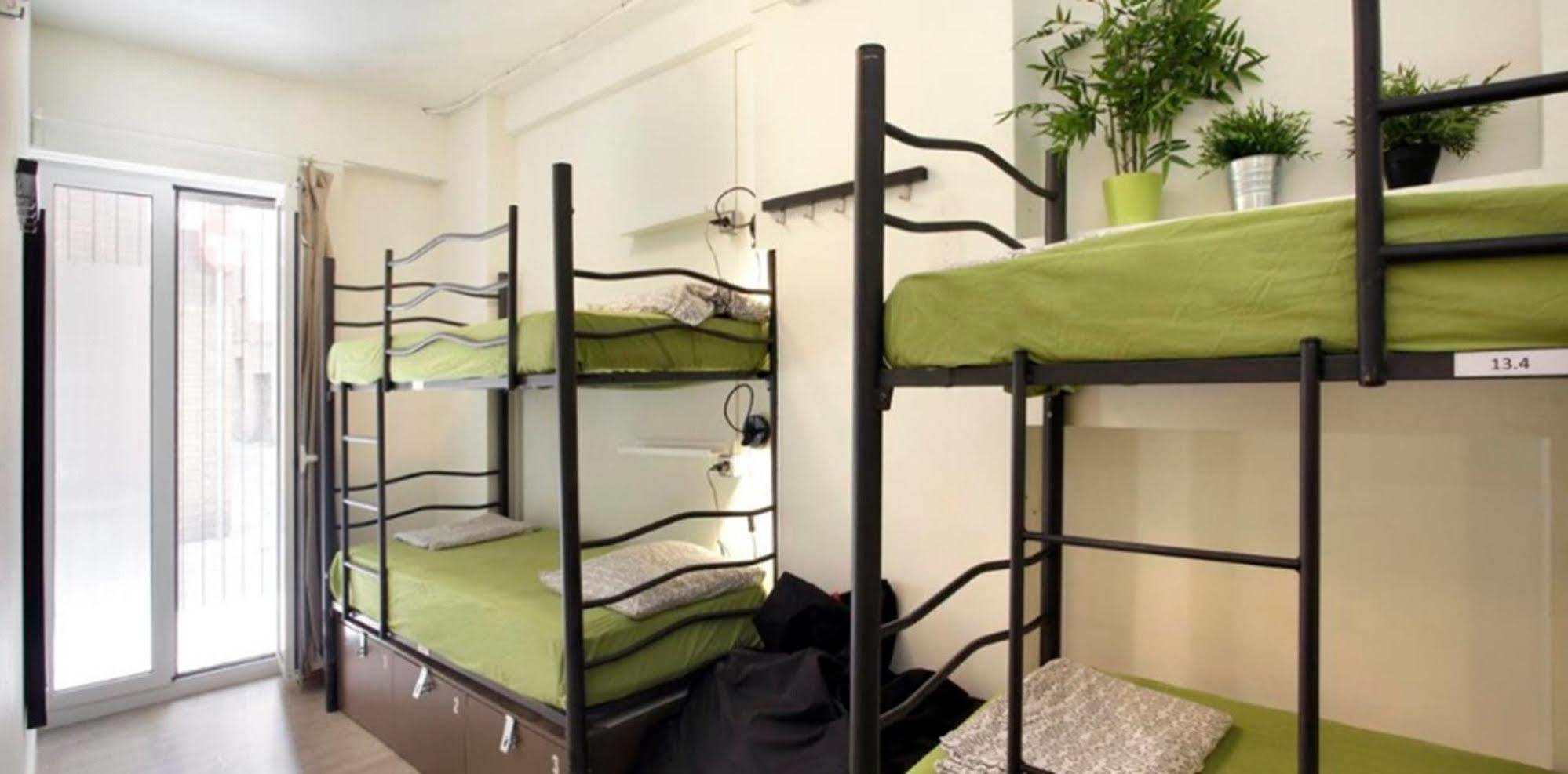 Gracia City Hostel Barcelona Buitenkant foto Hostel beds