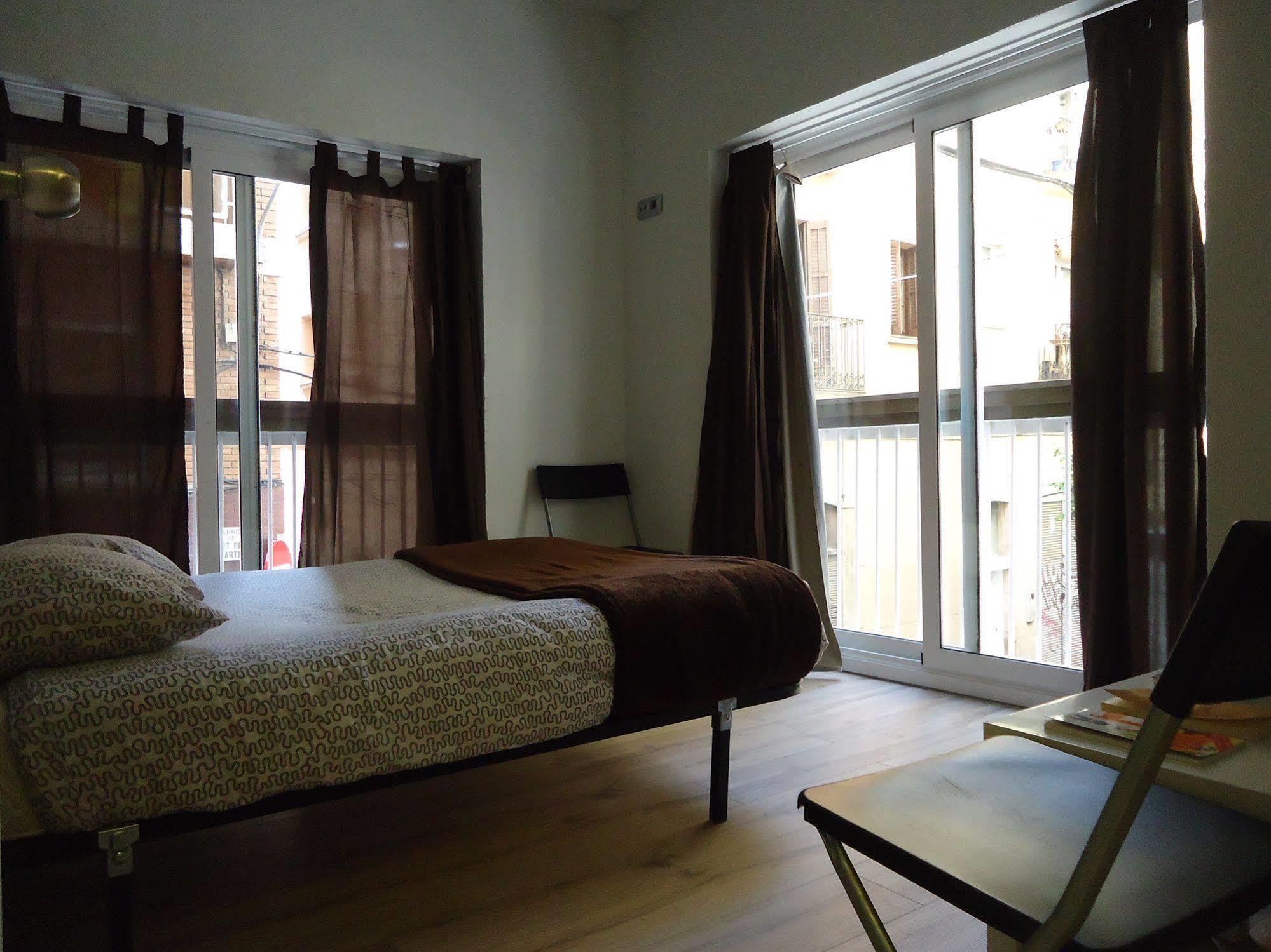 Gracia City Hostel Barcelona Buitenkant foto A bedroom in a typical apartment