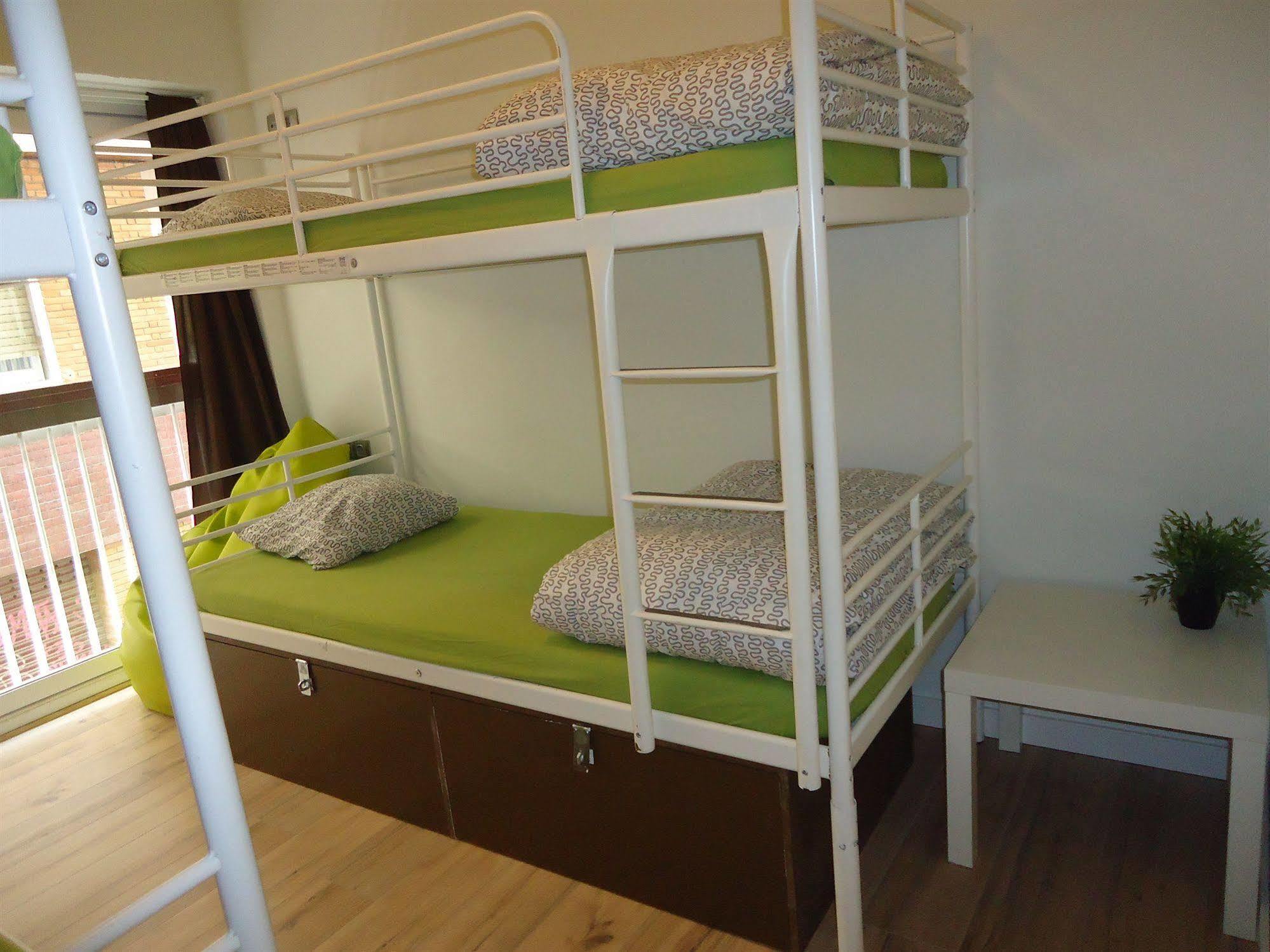 Gracia City Hostel Barcelona Buitenkant foto A bunk bed