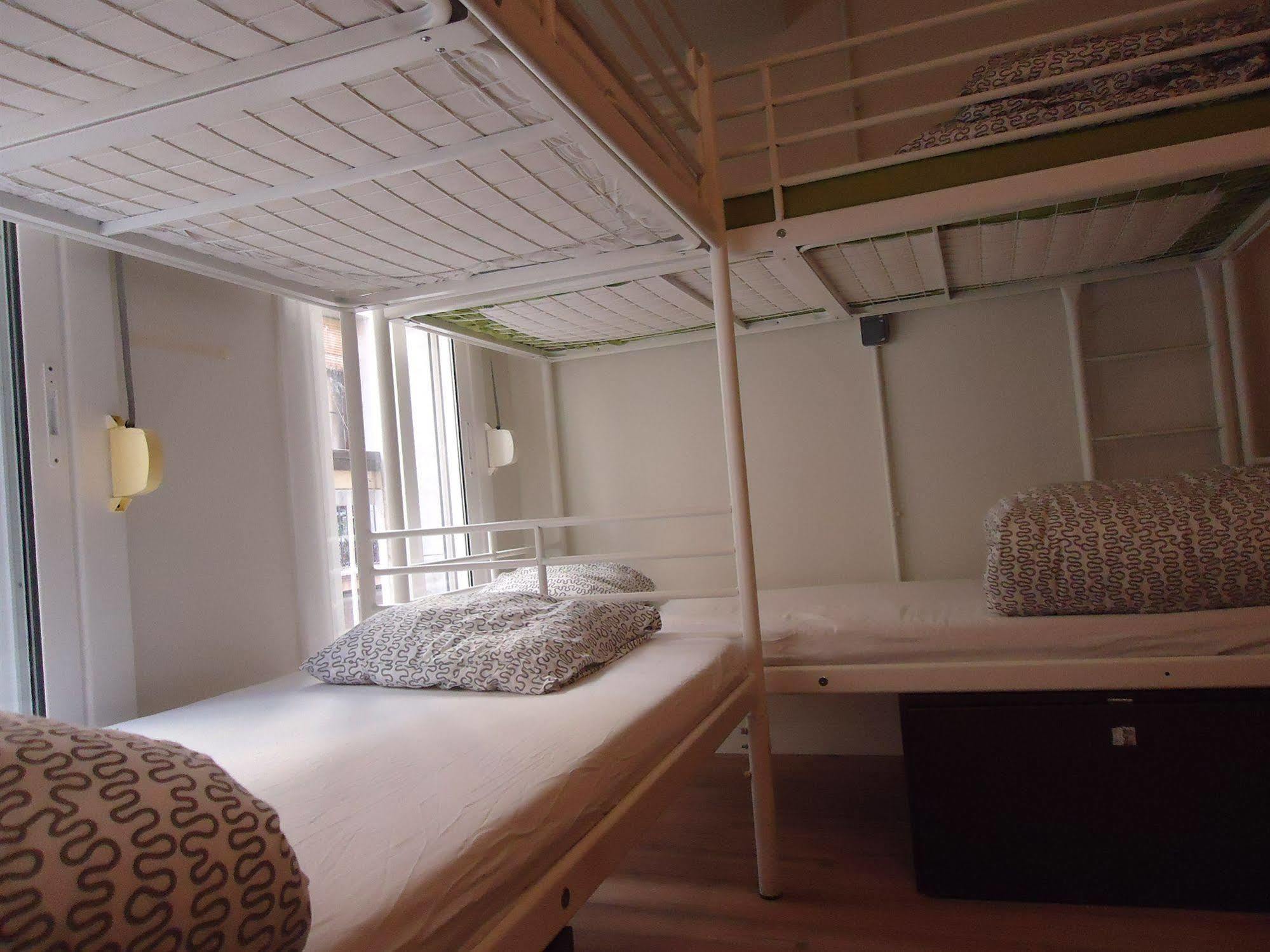 Gracia City Hostel Barcelona Buitenkant foto A bunk bed