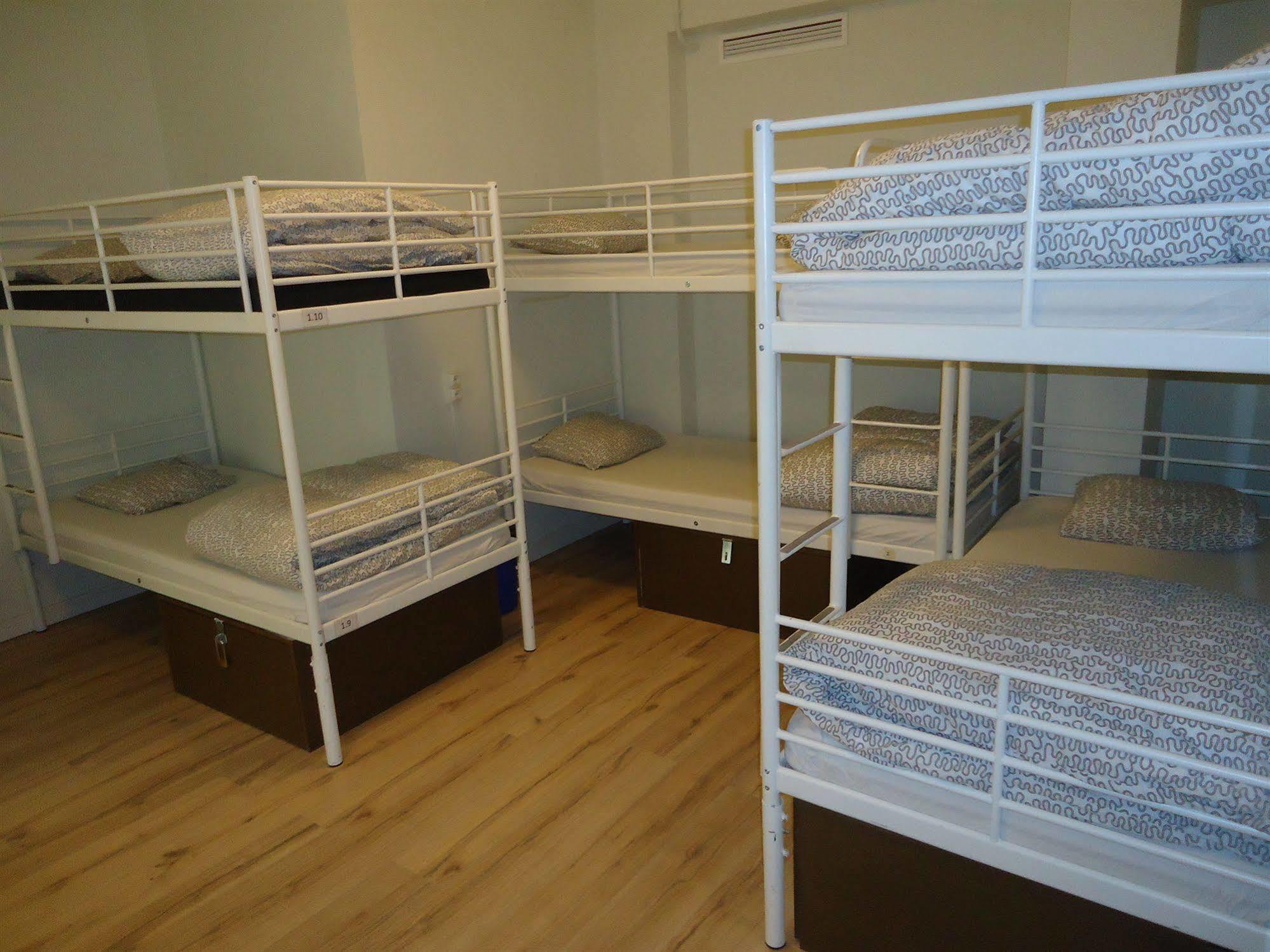 Gracia City Hostel Barcelona Buitenkant foto A typical hostel room