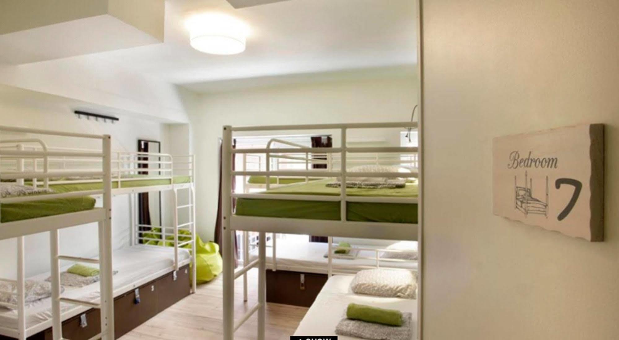 Gracia City Hostel Barcelona Buitenkant foto Hostel room in Barcelona, Spain