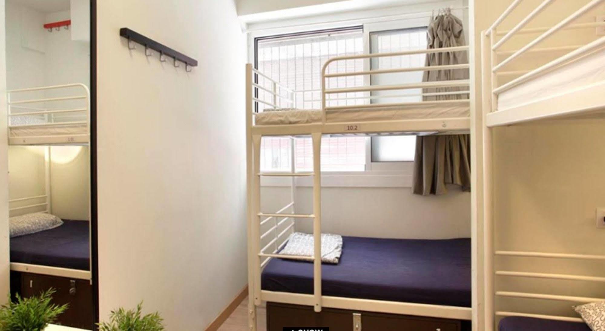 Gracia City Hostel Barcelona Buitenkant foto A capsule hotel room in Japan