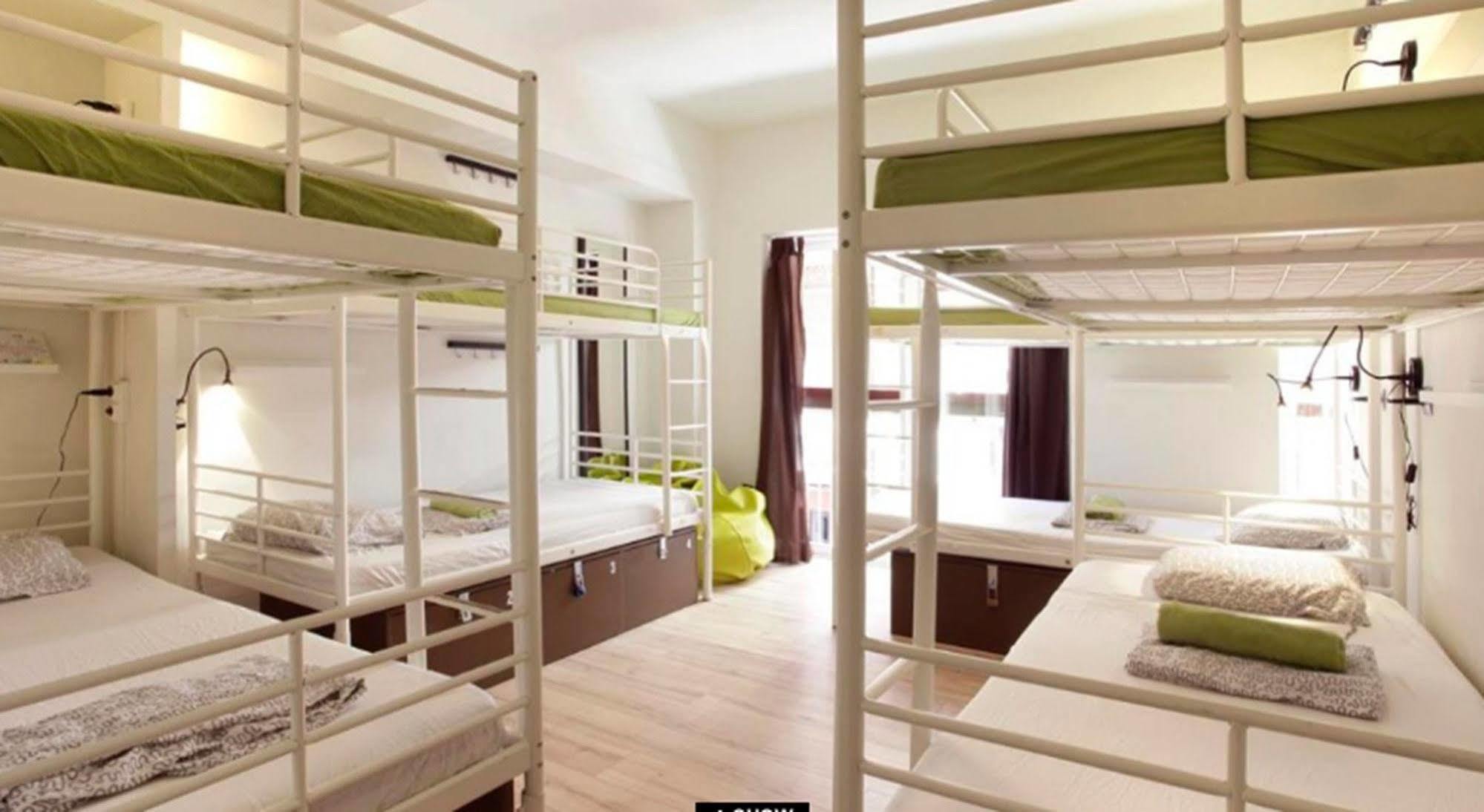 Gracia City Hostel Barcelona Buitenkant foto Hostel in Prague