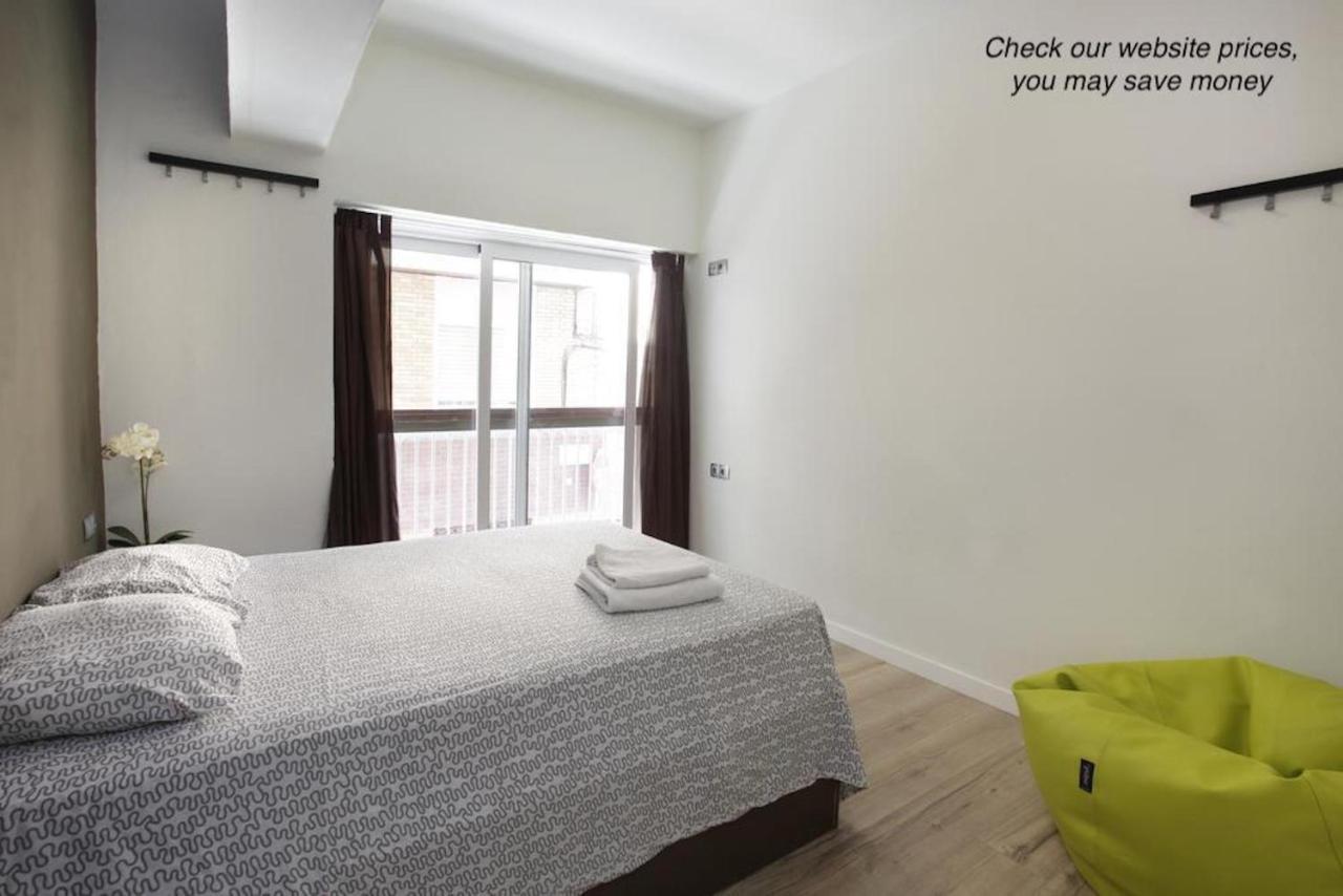 Gracia City Hostel Barcelona Buitenkant foto A bedroom at the hotel