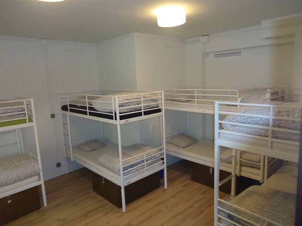 Gracia City Hostel Barcelona Buitenkant foto A typical dormitory room
